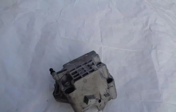Peugeot 3008 I Engine mount bracket 9804498180