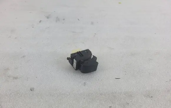 Toyota Avensis T250 Electric window control switch 8481005050