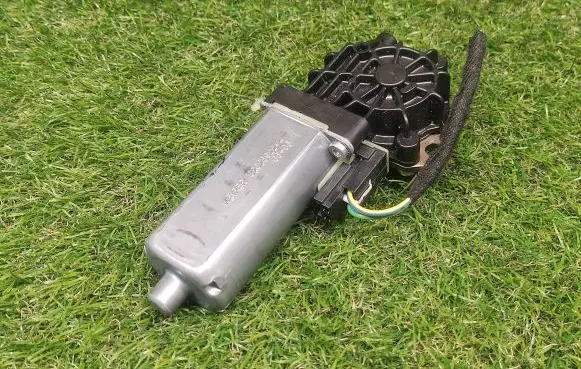 Mercedes-Benz E W212 Seat adjustment motor 820289224 0390203001