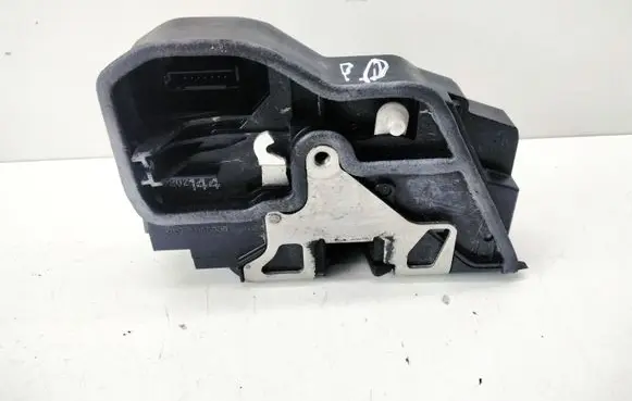 BMW X3 E83 Front door lock 7202144