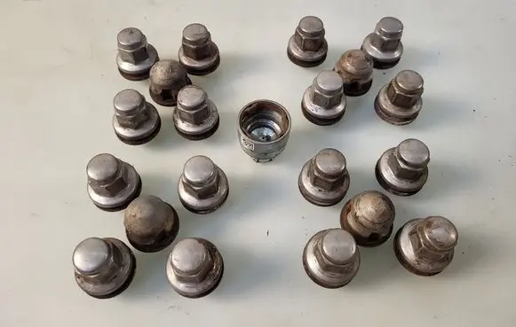 Jaguar XF X260 Anti-theft wheel nuts and lock 