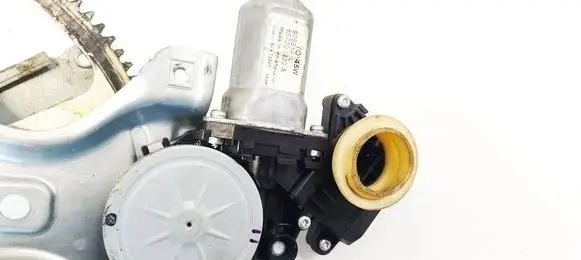 Toyota Avensis T270 Front door window regulator motor 8570202020