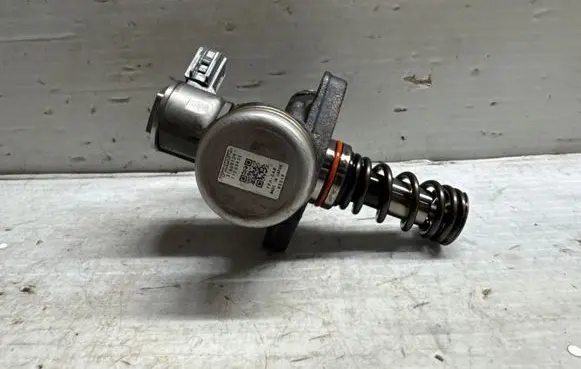 Volvo V60 Fuel injection high pressure pump 31669129