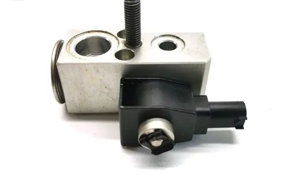 Tesla Model 3 Air conditioning (A/C) expansion valve 1101878-00-A