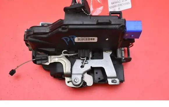 Skoda Octavia Mk2 (1Z) Front door lock 3D1837016