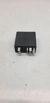 Audi A6 S6 C5 4B Light relay 8D0907701A D15502