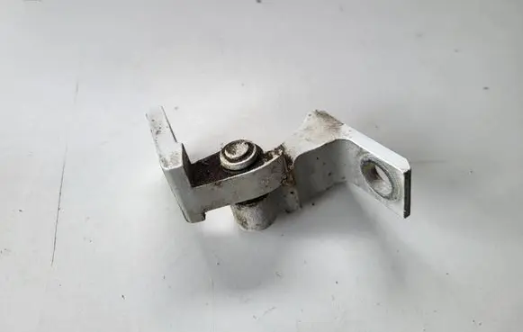 Skoda Yeti (5L) Front door lower hinge 7N0831402