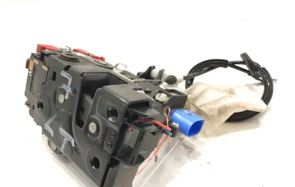 Volkswagen Golf VI Rear door lock 7L0839015E