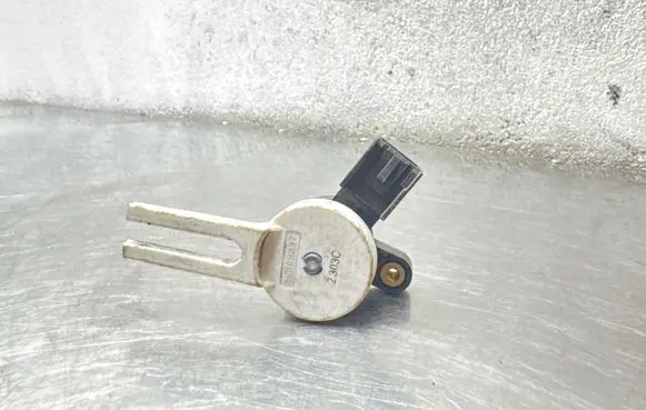Opel Astra J Clutch pedal sensor 25889337