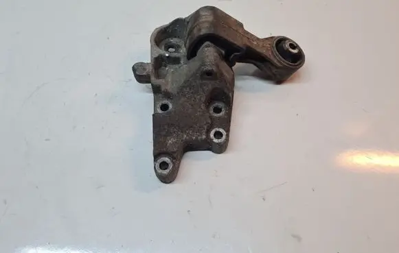 Engine mounting bracket