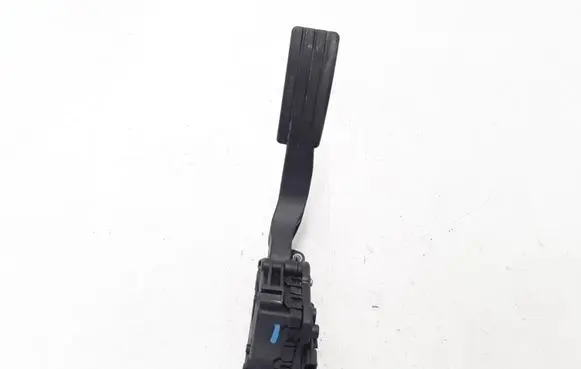 Accelerator throttle pedal