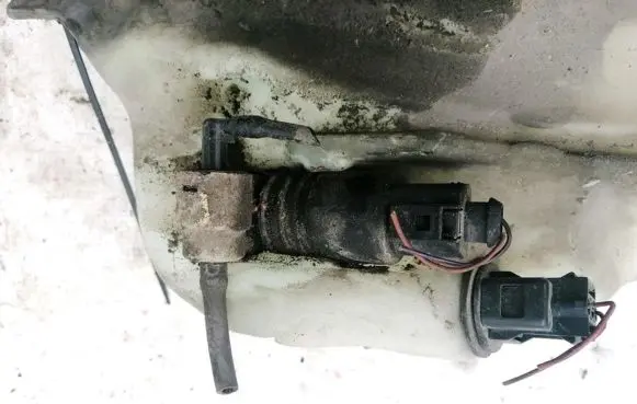 Volkswagen PASSAT B5 Windscreen/windshield washer pump