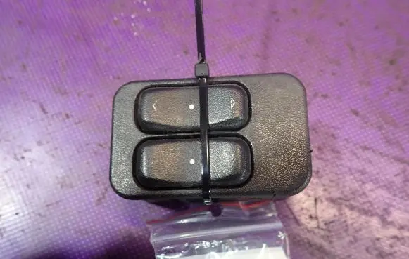 Opel Corsa C Quarter vent window switch 13363202