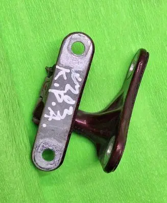 Mercedes-Benz C W203 Front door lower hinge Z01331