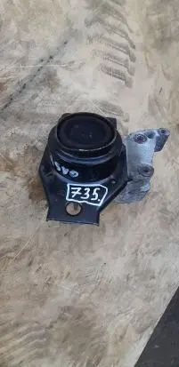 Engine mount vacuum valve