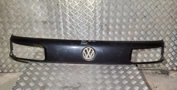 Volkswagen PASSAT B3 Front bumper upper radiator grill 357853653 3578536531