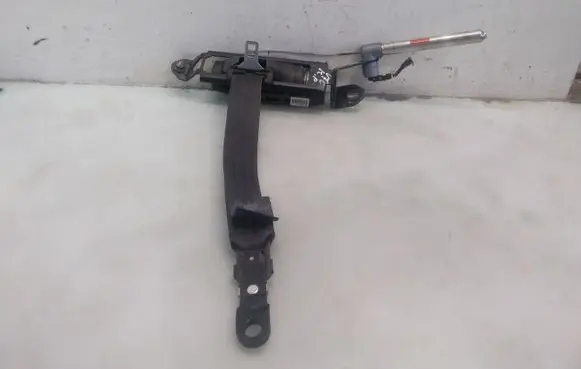 Volvo V70 Front seatbelt 6075637L0A