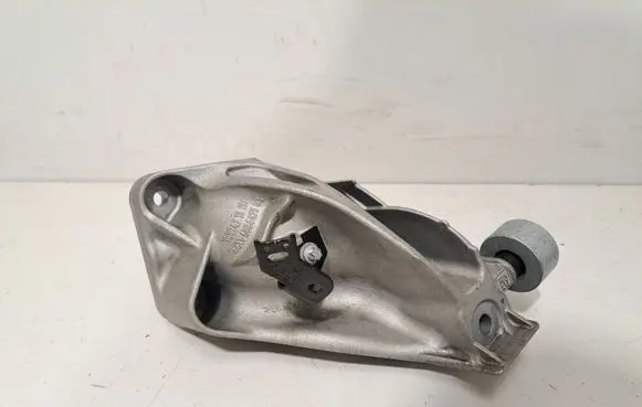 Engine mounting bracket
