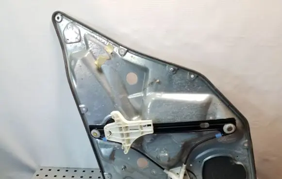 Rear door manual window regulator