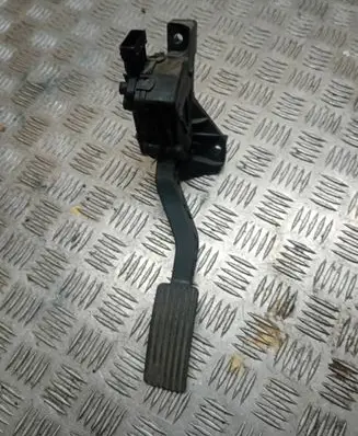 Accelerator throttle pedal