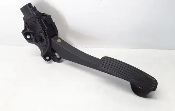 Volvo V70 Accelerator throttle pedal 30715175