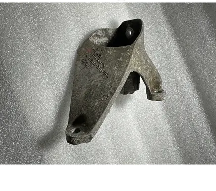 Engine mounting bracket