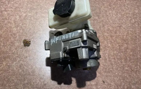 Infiniti Q70 Y51 Power steering pump 491106AA0A