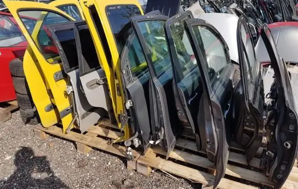 Volvo S40, V40 Rear door sidabrines