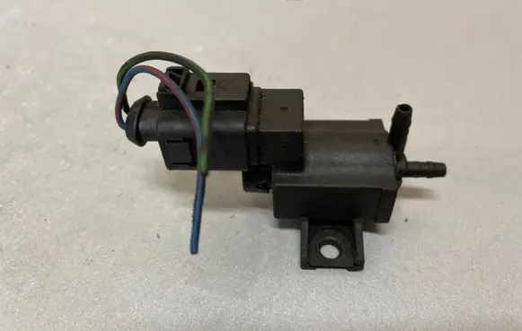 Audi A4 S4 B6 8E 8H Turbo solenoid valve 037906283D