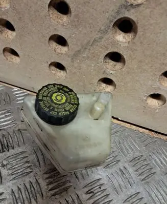Brake fluid reservoir