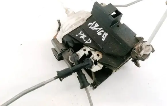 Audi A4 S4 B5 8D Front door lock 8D1837016E