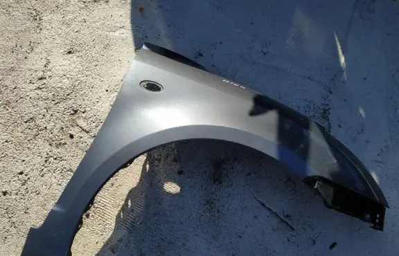 Suzuki Swift I Fender pilkas