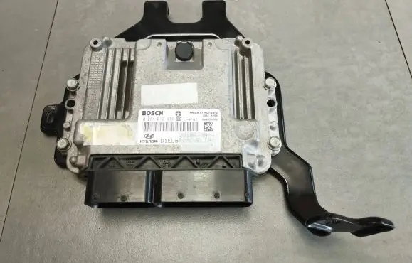 Hyundai ix35 Engine control unit/module 0281019639