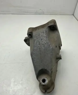 Mercedes-Benz C W205 Engine mounting bracket A2742231004