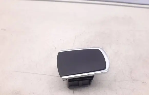BMW 1 F20 F21 Glove box opening button 173975