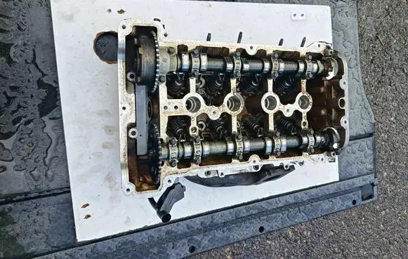Citroen C4 II Picasso Engine head 