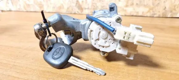Toyota Corolla E120 E130 Ignition lock 450201212
