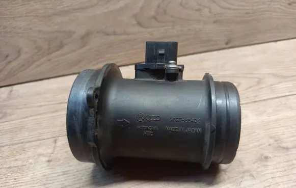 Volkswagen Touran I Mass air flow meter 059906461K