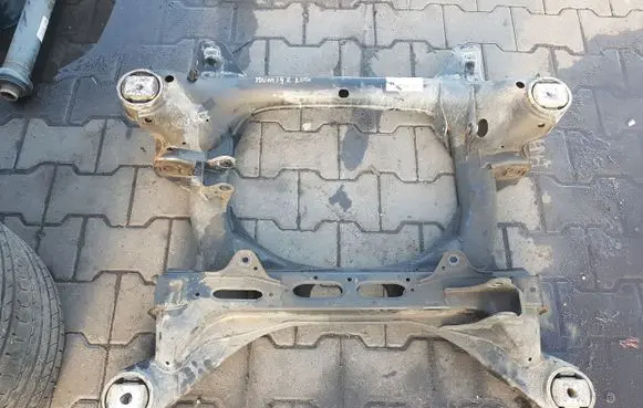 Volkswagen Touareg II Front subframe 7P0400025