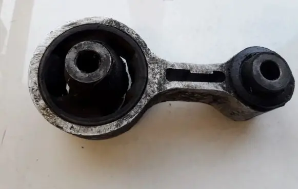 Mazda 6 Engine mount bracket
