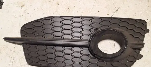 Audi Q3 8U Front fog light trim/grill 8U0807682D 124206