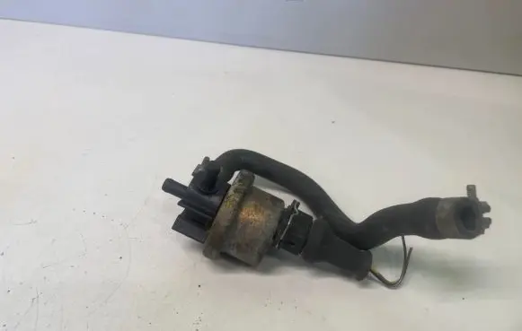Audi 80 90 S2 B4 Fuel pressure regulator 054906276A