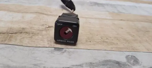 Passenger airbag on/off switch