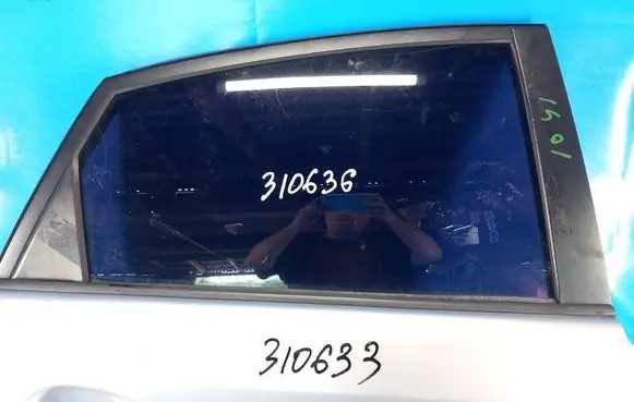 Toyota Prius (XW30) Front windscreen/windshield window 6810347051