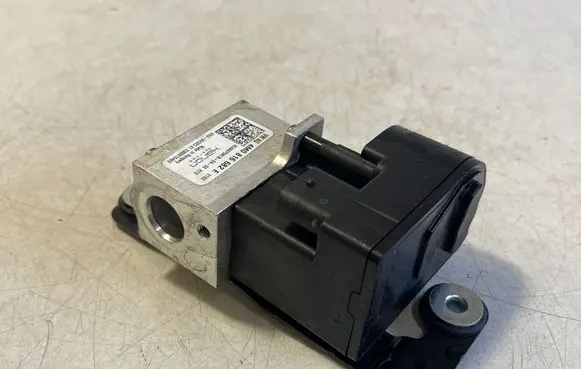 Porsche Taycan 9J1 Air conditioning (A/C) expansion valve 4M0816682E