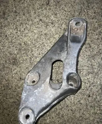 Engine mounting bracket