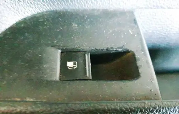 Volkswagen Golf V Fuel tank opening switch 