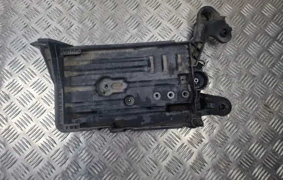 Volkswagen PASSAT B8 Battery tray 5Q0915321H