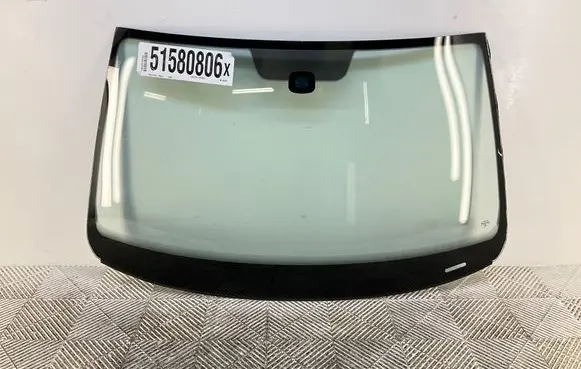 Volkswagen Jetta VI Front windscreen/windshield window