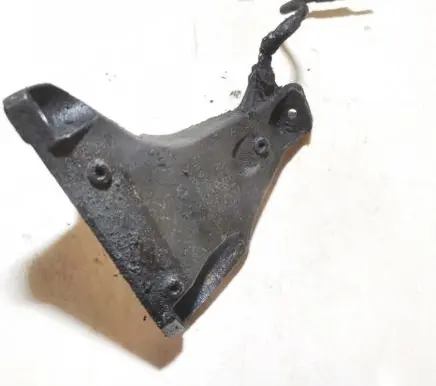 Volkswagen PASSAT B5.5 Engine mounting bracket 8D0199308AG